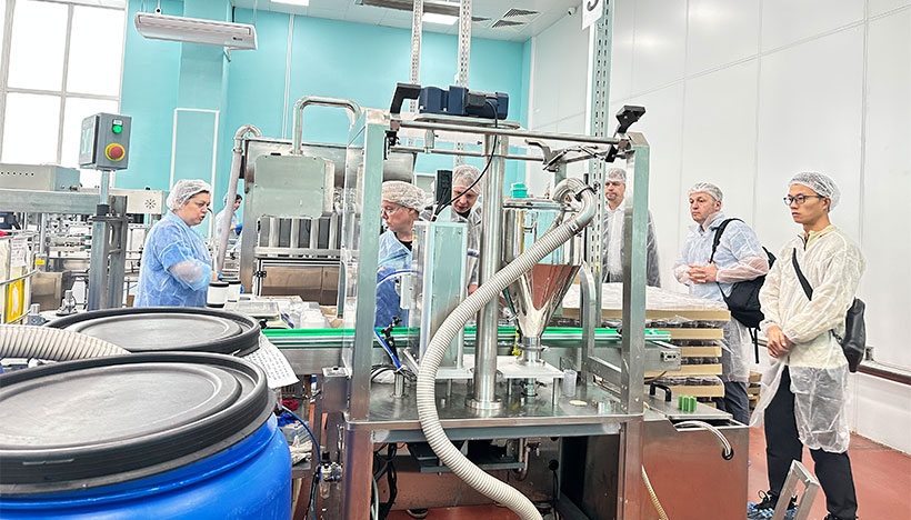 Coupage &agrave; bouteille liquide et ligne d'emballage d'&eacute;tiquetage